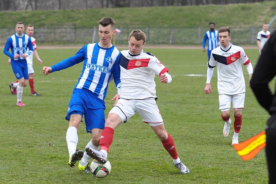 Polonia Przemyśl (biało-czerwone stroje) zremisowała ze Stalą Rzeszów.