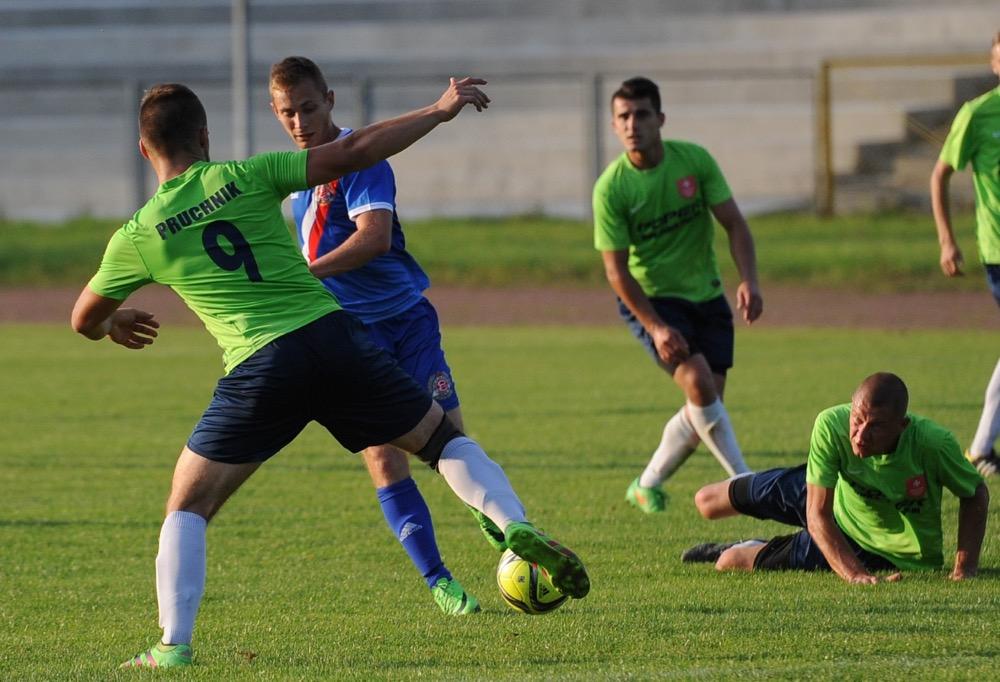 Drużyna Arkadiusza Kiszki szanse na utrzymanie ma tylko matematyczne. Na zdjęcu piłkarze Startu Pruchnik w meczu z Polonią Przemyśl
