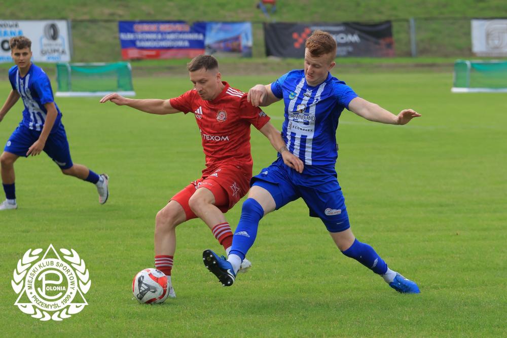 Polonia Przemyśl (czerwone stroje) rozegrała przedsezonowy sparing z Sokołem Sieniawa (fot. facebook / Miejski Klub Sportowy Polonia Przemyśl )