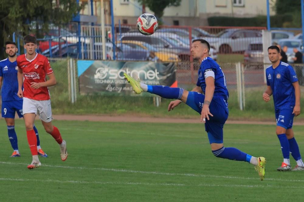 Piłkarze Polonii Przemyśl (niebieskie stroje) w tym sezonie 4 ligi podkarpackeij jeszcze nie przegrali (fot. facebook.com / Miejski Klub Sportowy Polonia Przemyśl)