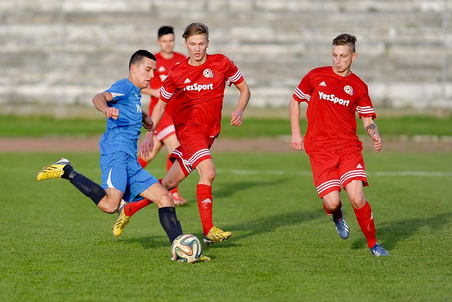 Polonia Przemyśl do treningów wróci 7 stycznia. Na zdjęciu z piłką Mateusz Wanat.