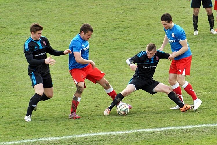 Piłkarze Polonii Przemyśl (czerwone spodenki) w nadchodzącym sezonie będą musieli sobie radzić bez Jakuba Kokocia (fot. Mieczysław Turczyn)