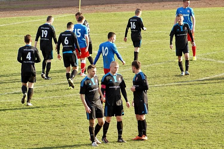 Wólczanka Wólka Pełkińska (czarne stroje) wróciła z Lublinianki bez punktów (fot. Mieczysław Turczyn)