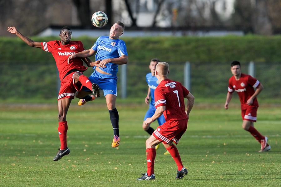 Arkadiusz Gosa (na archiwalnym zdjęciu z meczu z Rzemieślnikiem Pilzno walczy o piłkę z Senegalczykiem Sekou Camara) do piłki) strzelił jedną z bramek dla Polonii Przemyśl.