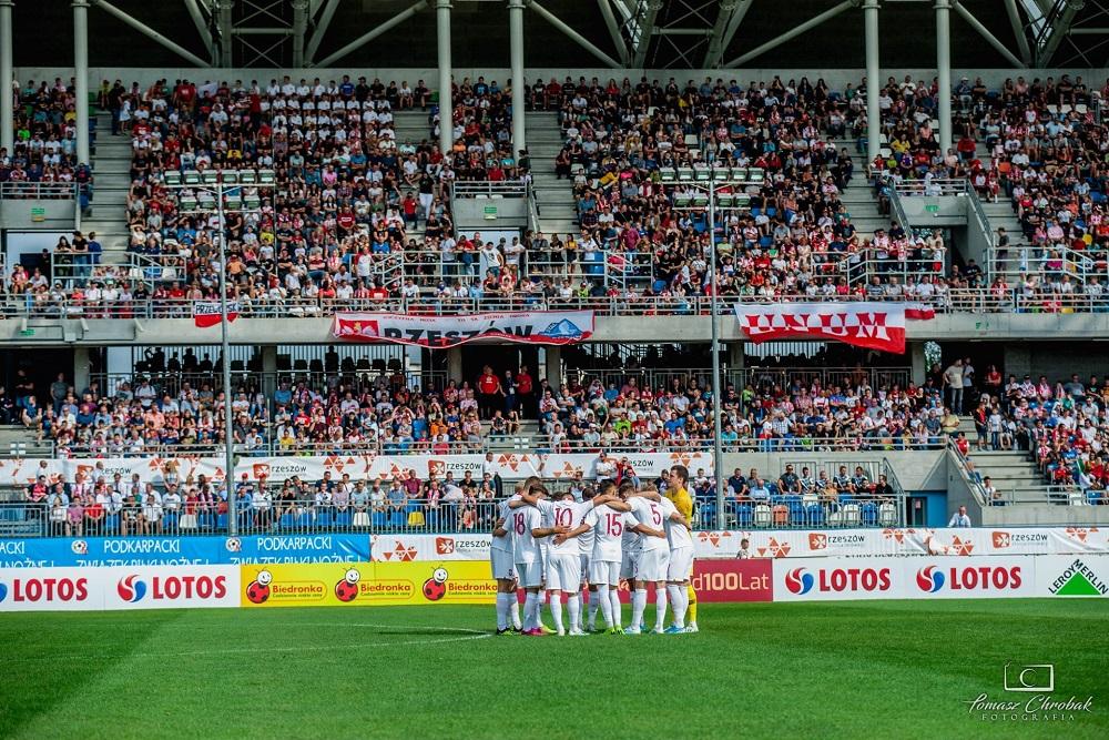 Tak wyglądał Stadion Miejski w Rzeszowie dwa lata temu w czasie meczu U-20 Polski z Portugalią. (fot. Tomasz Chrobak/Podkarpacki ZPN)