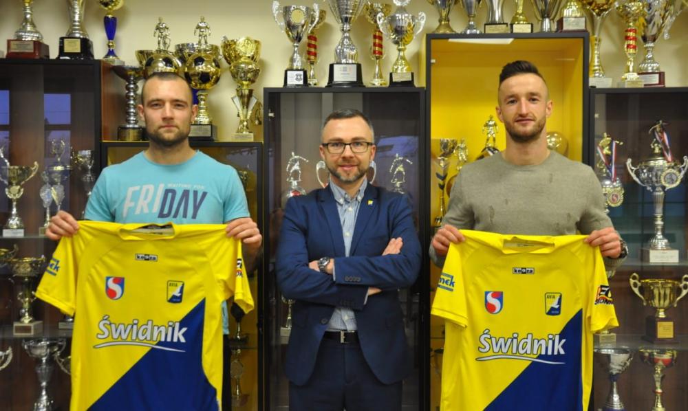 Piotr Prędota (z lewej) i Sebastian Głaz (z prawej) będą na wiosnę grać w Avii Świdnik. (fot.avia-swidnik.pl)