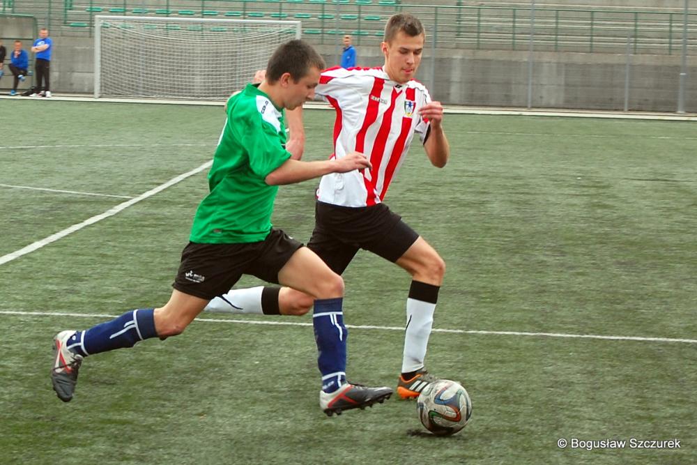 Iwonka Iwonicz (biało-czerwone koszulki) przegrała u siebie aż 0-4 (fot. Bogusław Szczurek)