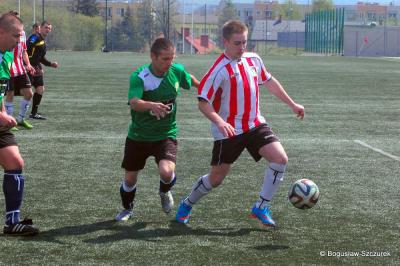 Iwonka Iwonicz (biało-czerwone koszulki) wygrała z Czarnymi Jasło (fot. Bogusław Szczurek)