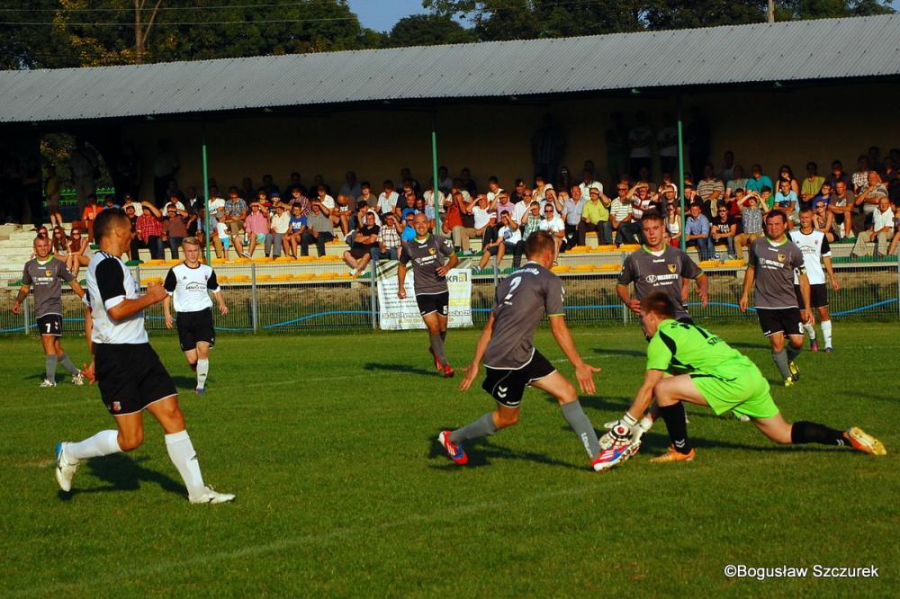 Piłkarze Przełomu Besko (szare koszulki) wygrali 1-0 z Sokołem Sokolniki (fot. Bogusław Szczurek / archiwum)