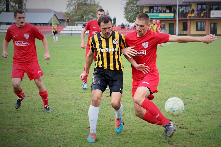 Przełom Besko (żółto-czarne stroje) wygrał z Partyzantem Targowiska w sparingu (fot. Natalia Styś / archiwum)