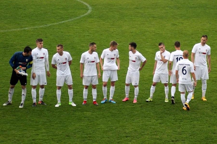 Przemysław Sajdak (piąty od lewej) jest aktualnie testowany przez Puszczę Niepołomice. (fot. archiwum)