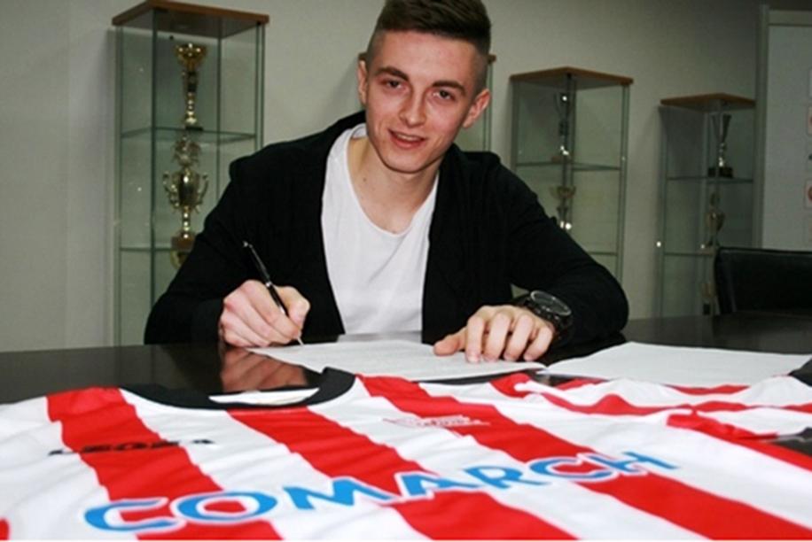 Przemysław Pyrdek złożył dziś podpis na kontrakcie wiążącym go z Cracovią na najbliższe 4,5 roku (fot. cracovia.pl)