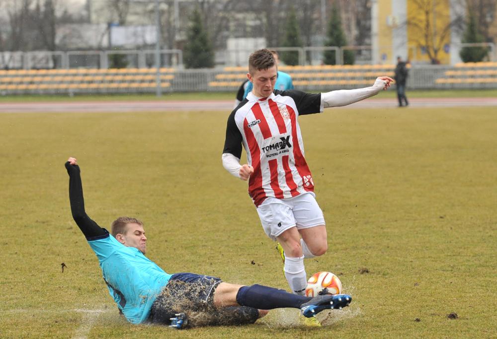 Resovia pewnie pokonała lidera z Krosna i wciąż jest w grze o awans. Na zdjęciu o piłkę walczy Przemysław Pyrdek.
