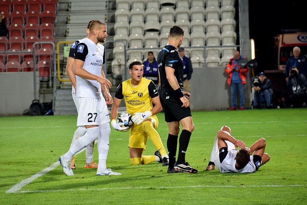 Kewin Komar (żółto-czarny strój) miał zostać pobity przez kiboli Wisły Kraków.