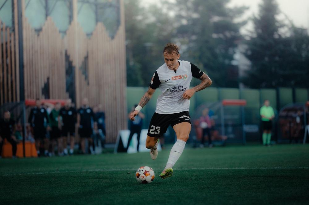 Kacper Przybyłko (na zdjęciu) zdobył pierwszą bramkę w meczu! (fot. Puszcza Niepołomice)