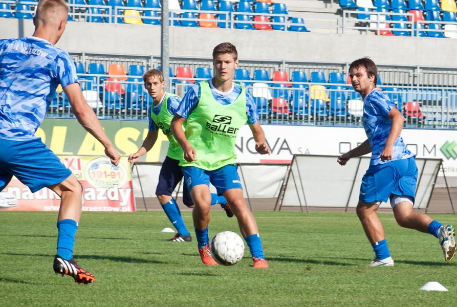 Radosław Kanach (w środku) pojedzie na zgrupowanie kadry Polski U-18 (fot. stalrzeszow.pl)
