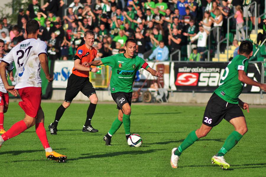 Radosław Mikołajczak (z piłką) strzelił dwa gole w ostatnim meczu z Gryfem Wejherowo.