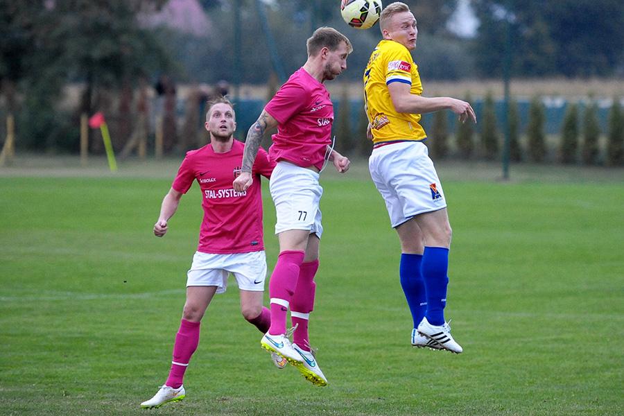 Krystian Pydych walczy o piłkę. Z lewej jego brat Rafał, którego niestety nie ma już z nami...