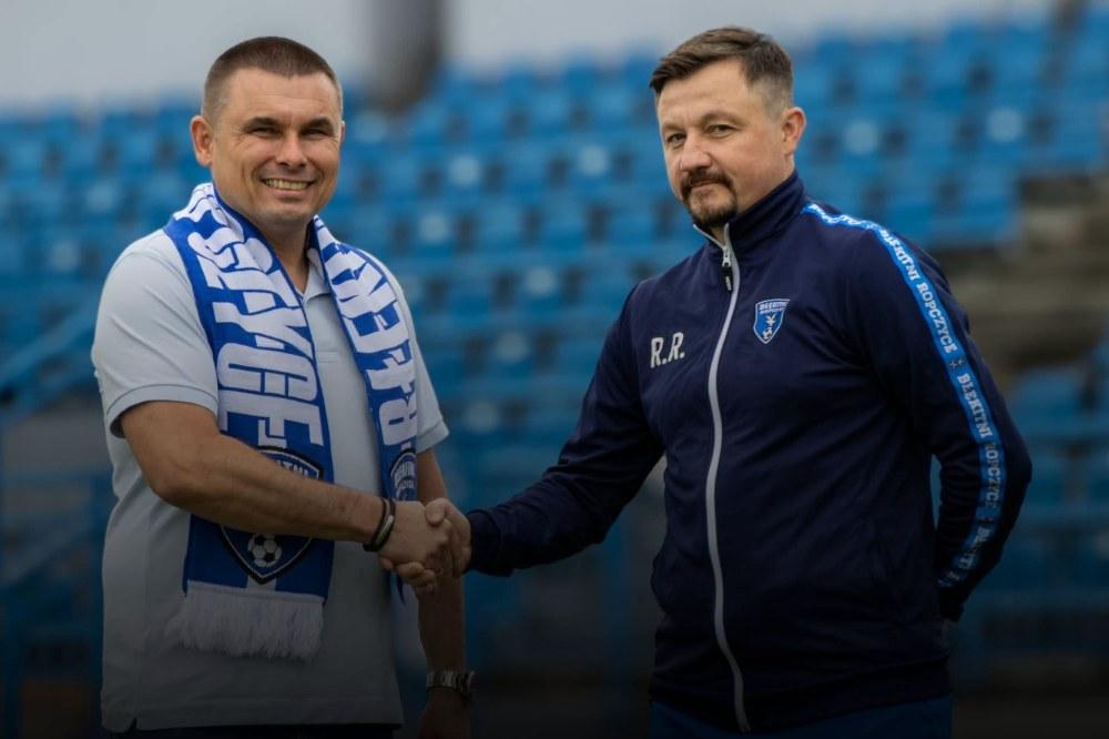 Rafał Rajzer (na zdjęciu z prawej) nadal będzie trenerem Błękitnych Ropczyce (fot. facebook.com/mksblekitniropczyce)