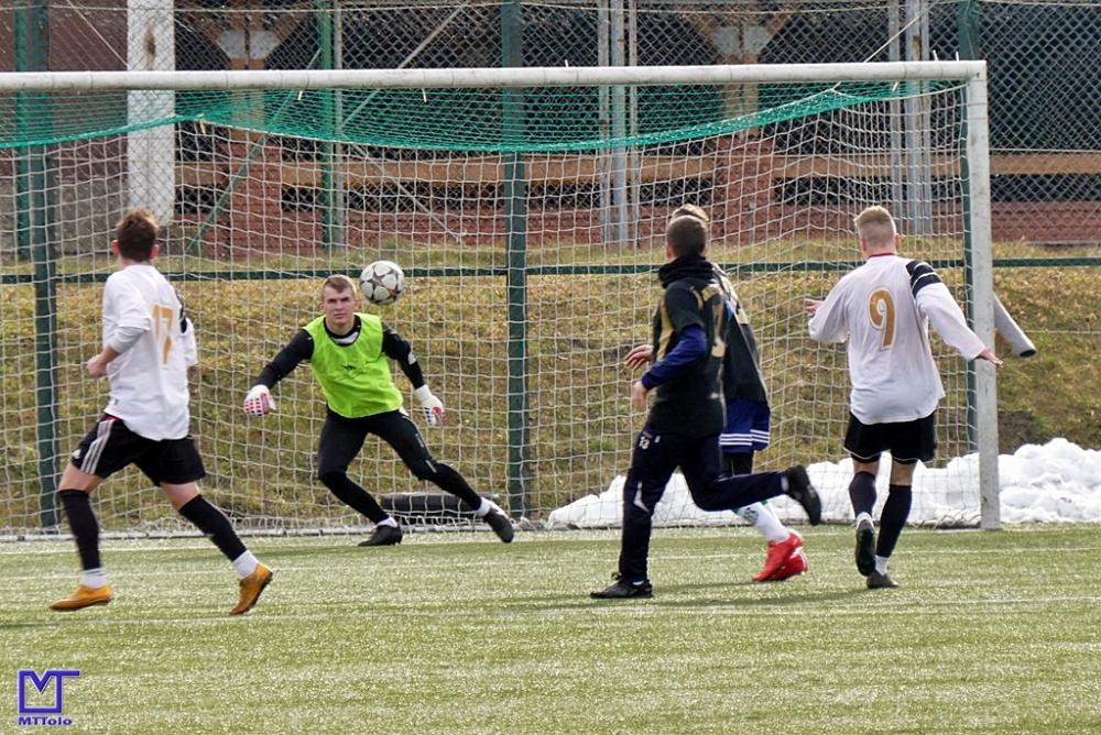 Rafał Ozimek (w seledynowej koszulce) bronił dostępu do bramki Wisłoki Dębica w ostatnim sparingu z Piastem Tuczempy (fot. Mieczysław Turczyn)