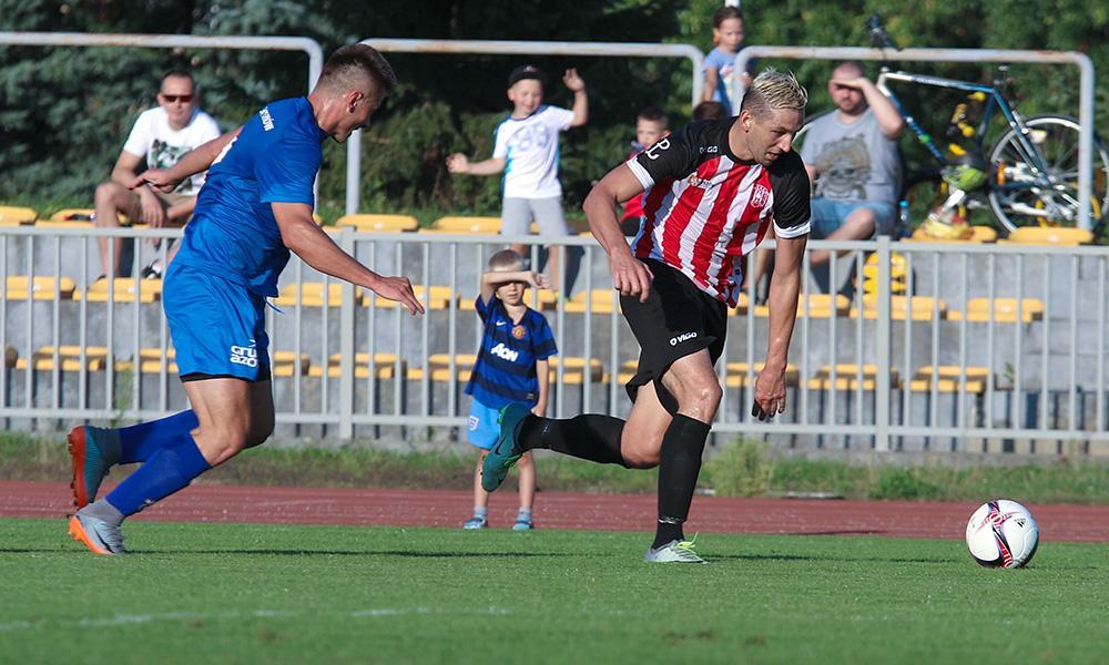 Resovia (na zdjęciu z prawej Barłomiej Buczek) zmierzy się na wyjeździe z MKS-em Trzebienia.