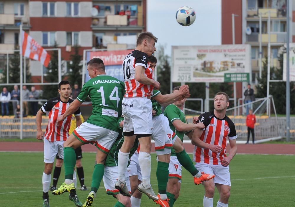 Resovia (biało-czerwone stroje) tylko zremisowała z Lewartem Lubartów (fot. archiwum)