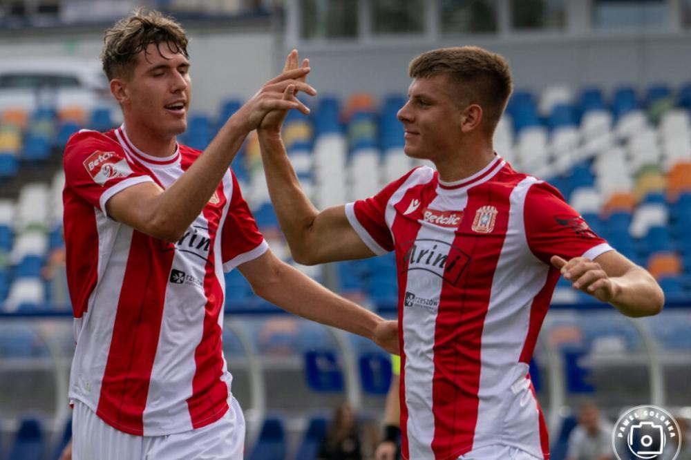 Radosław Bąk (z prawej) w najlepszej jedenastce 2. kolejki (fot. P. Golonka/ Resovia)