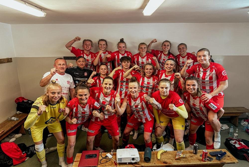 Piłkarki Resovii nie kryły radości po ostatnim zwycięstwie (fot. Resovia Rzeszów - sekcja kobiet/facebook))