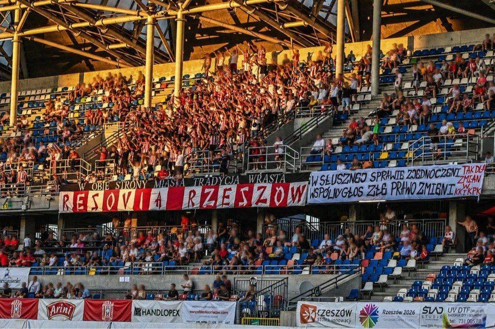 Fani Resovii na meczu z GKS-em Tychy (fot. facebook.com/najstarsiwpolsce)
