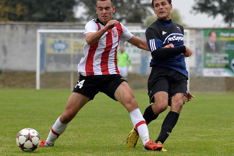 Resovia (biało-czerwone pasiaki) chce powalczyć o awans do 2 ligi.