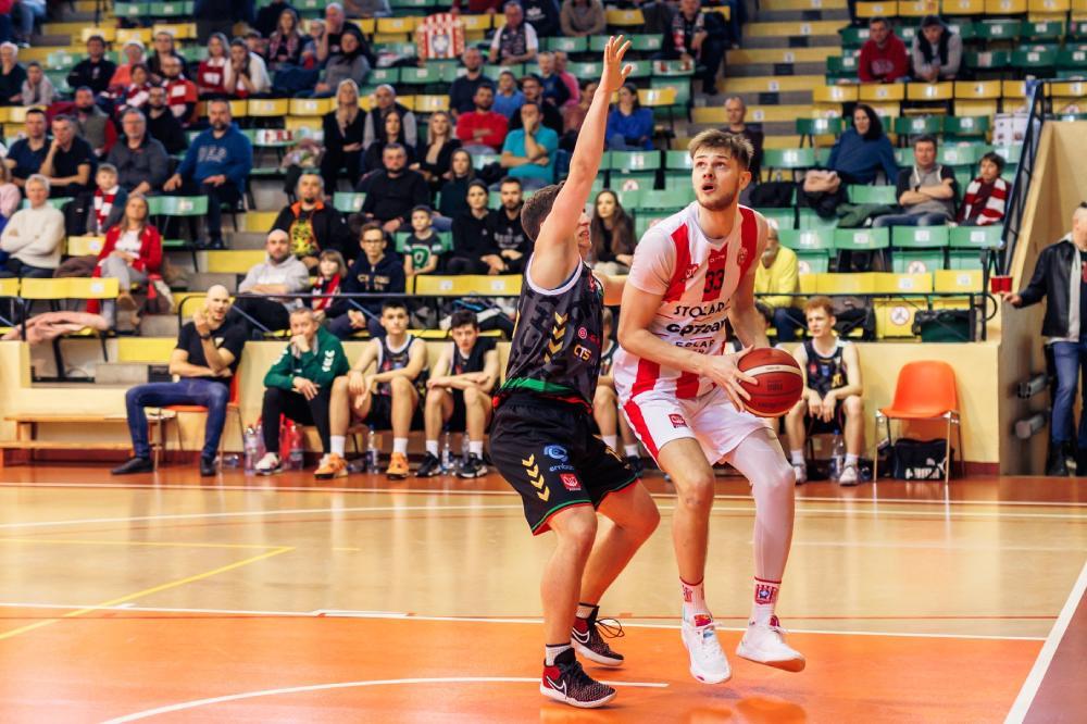 Wojciech Wątroba (na zdjęciu z piłką) nadal będzie bronił barw OPTeam Stolaro Resovii (fot. facebook.com/ResoviaKoszykowka)