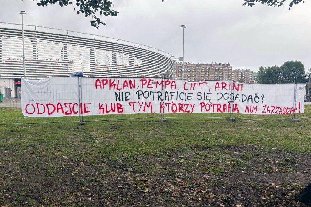 Jeden z transparentów pod stadionem Resovii (fot. facebook.com/najstarsiwpolsce)