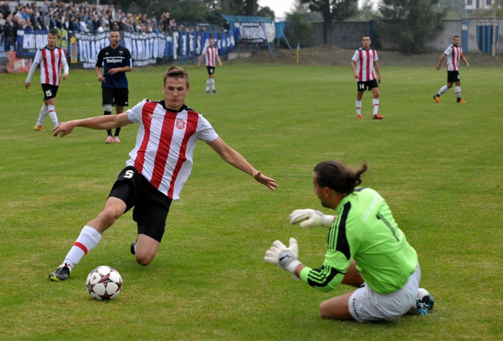 Resovia (biało-czerwone koszulki) wygrała z Hetmanem Żółkiewka 3-1.