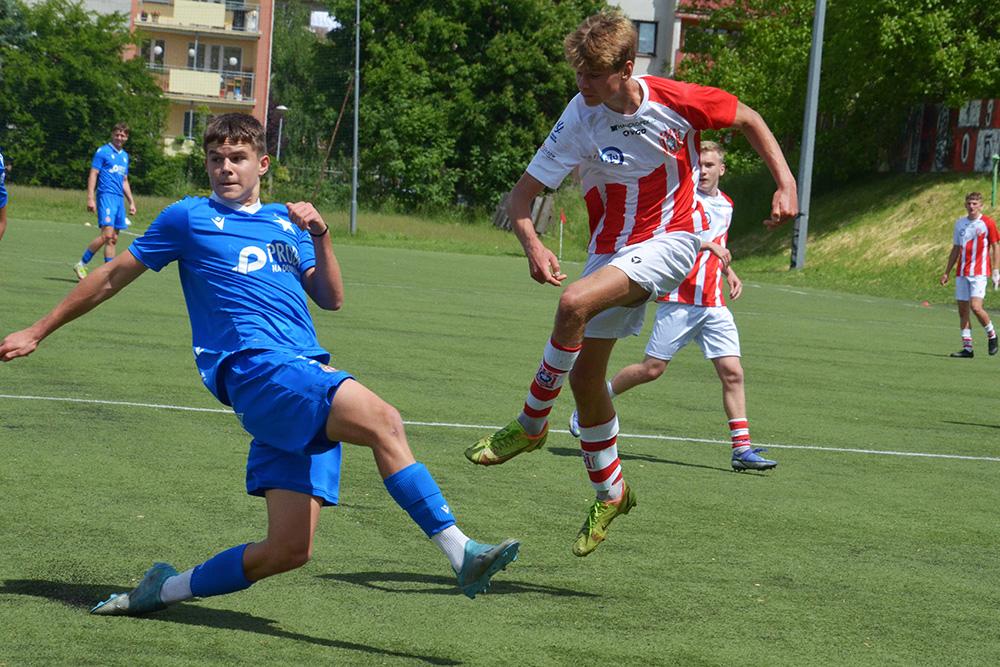 PZU SMS Resovia II (biało-czerwone stroje) nie dała szans Czarnym Trześń w sparingu. Na zdjęciu Dawid Pieniążek chwilę po oddaniu strzału.