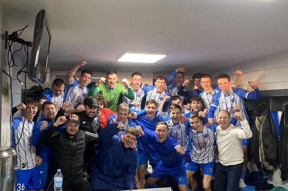 Piłkarze Błękitnych nie kryli radości po pierwszym meczu rundy wiosennej (fot. MKS Błękitni Ropczyce/facebook)