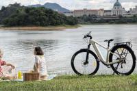 Jak rower elektryczny trekkingowy wspiera zdrowie i redukuje stres