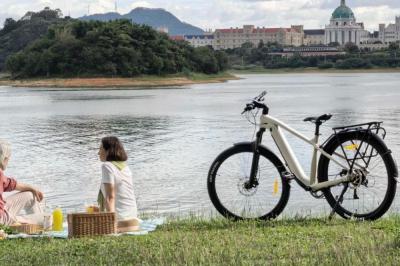 Jak rower elektryczny trekkingowy wspiera zdrowie i redukuje stres