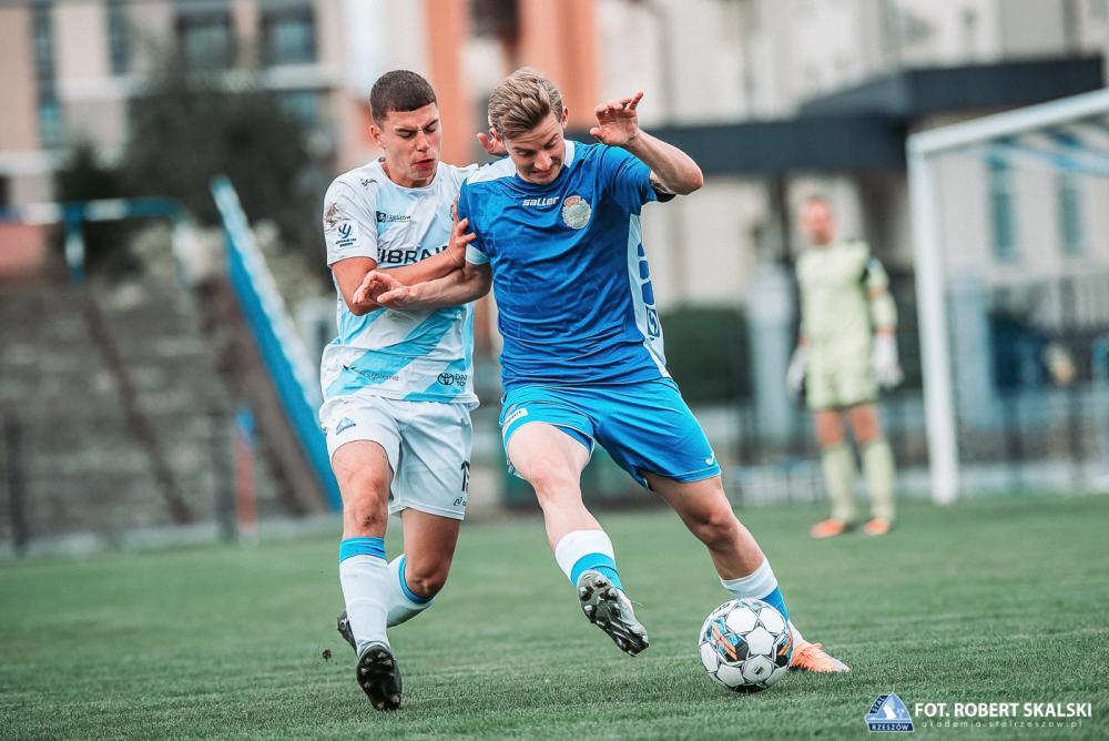 Igloopol Dębica (w niebieskich koszulkach) wygrał z Lechią Sędziszów 3-0 (fot. Robert Skalski / archiwum)