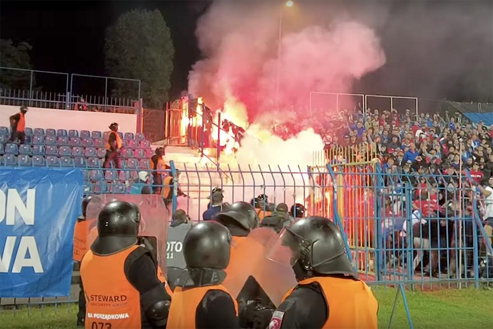 Ruch Chorzów został ukarany grzywną za zachowanie kibiców podczas derbów z Górnikiem Zabrze (fot. screen / youtube Sport.pl)