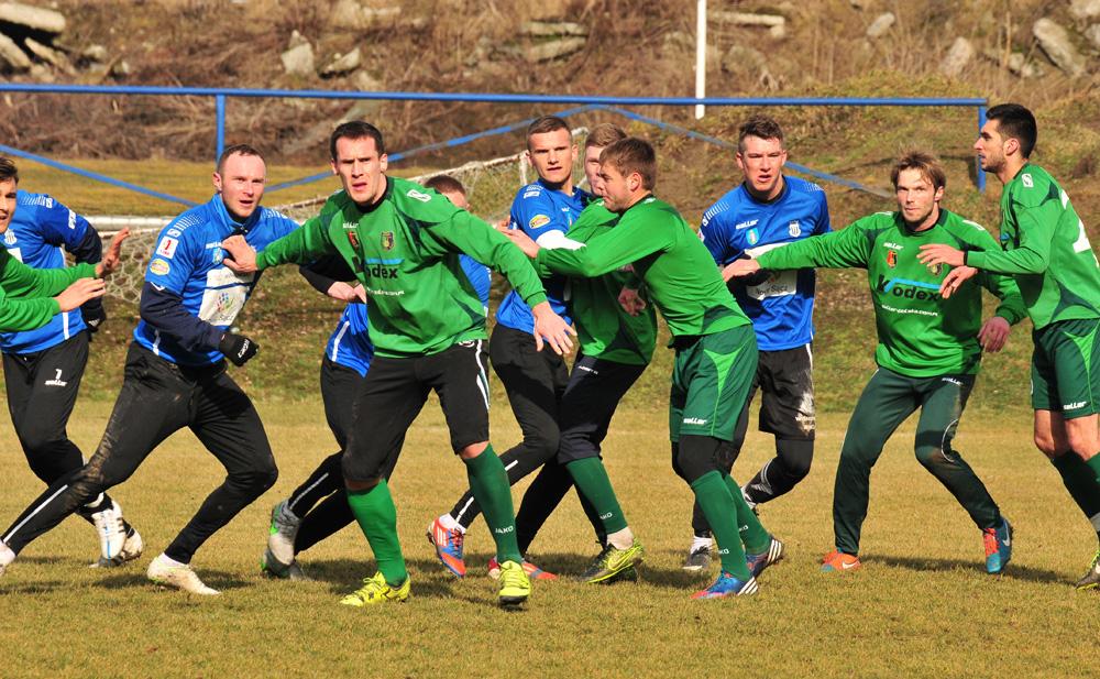 Stal Stalowa Wola (zielono-czarne stroje) zatrzymała lidera z Mielce (fot. sandecja.com.pl / archiwum)