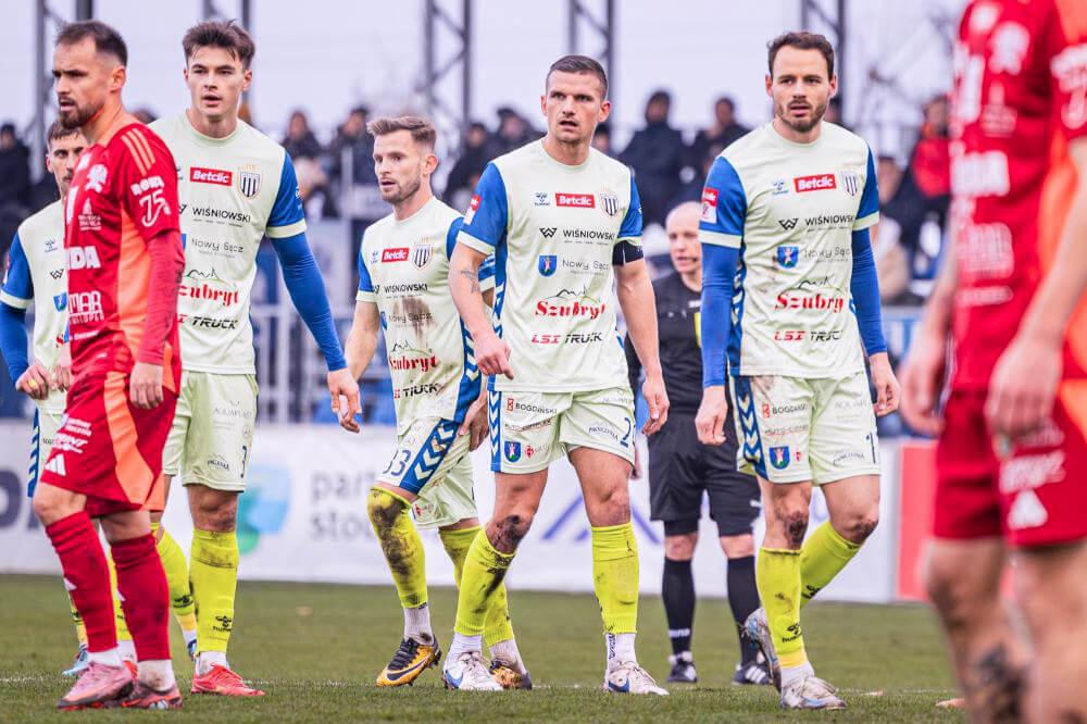 Sandecja Nowy Sącz (biało-niebieskie stroje) w zimowym okresie przygotowawczym ma w planie 8 meczów sparingowych (fot. facebook.com/SandecjaNowySacz)