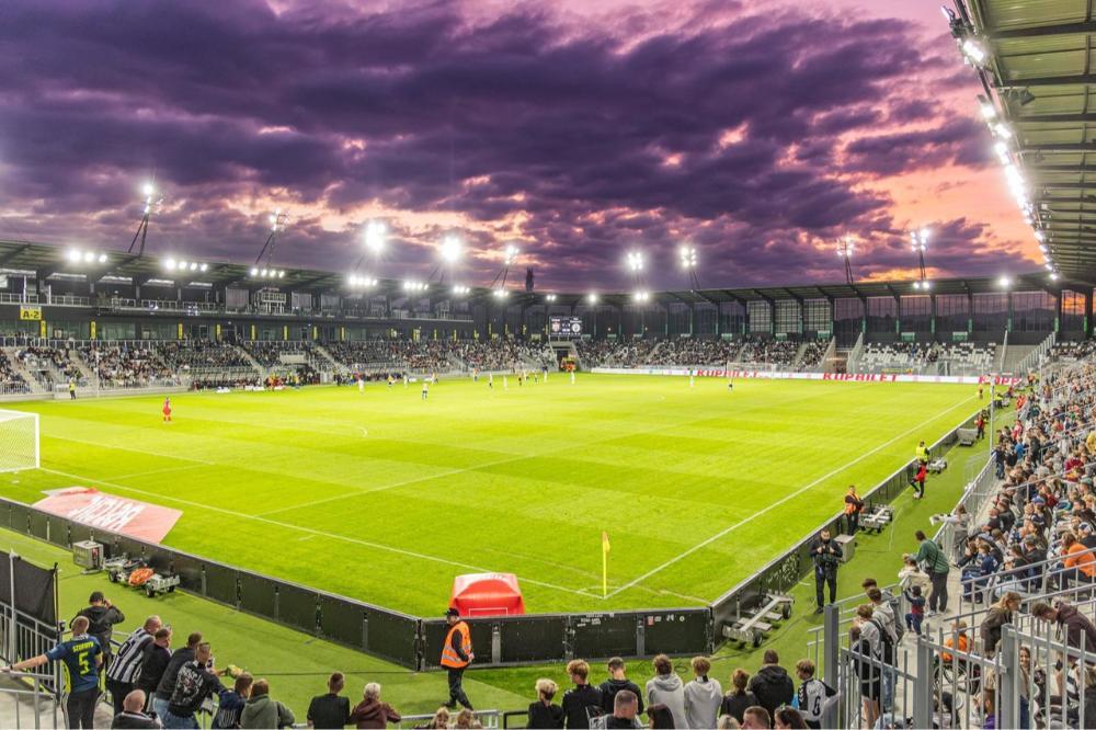 Kto zajmie miejsce Łukasza Mierzejewskiego na stołku trenerskim Sandecji Nowy Sącz? (fot. sandecja.pl)