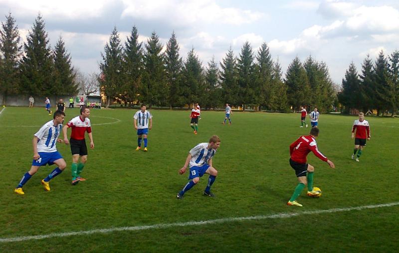 MKS Kańczuga (biało-niebieskie stroje) wygrał z Sanoczanką 1-0.