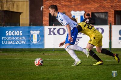 Piłkarze z Lubaczowa (biało-niebieskie stroje) zremisowali na wyjeździe z Ekoballem Stalą Sanok (fot. Pogoń-Sokół Lubaczów/facebook)