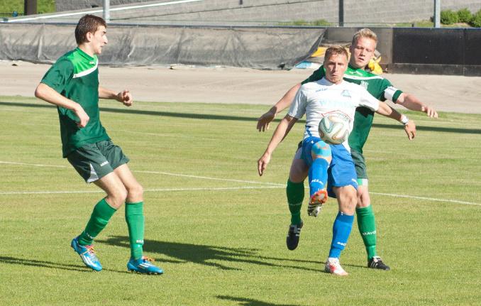 Sebastian Brocki (na biało-niebiesko) jest jednym z nielicznych graczy pierwszej drużyny, który ma ważny kontakt (fot. Krzysztof Krupa)