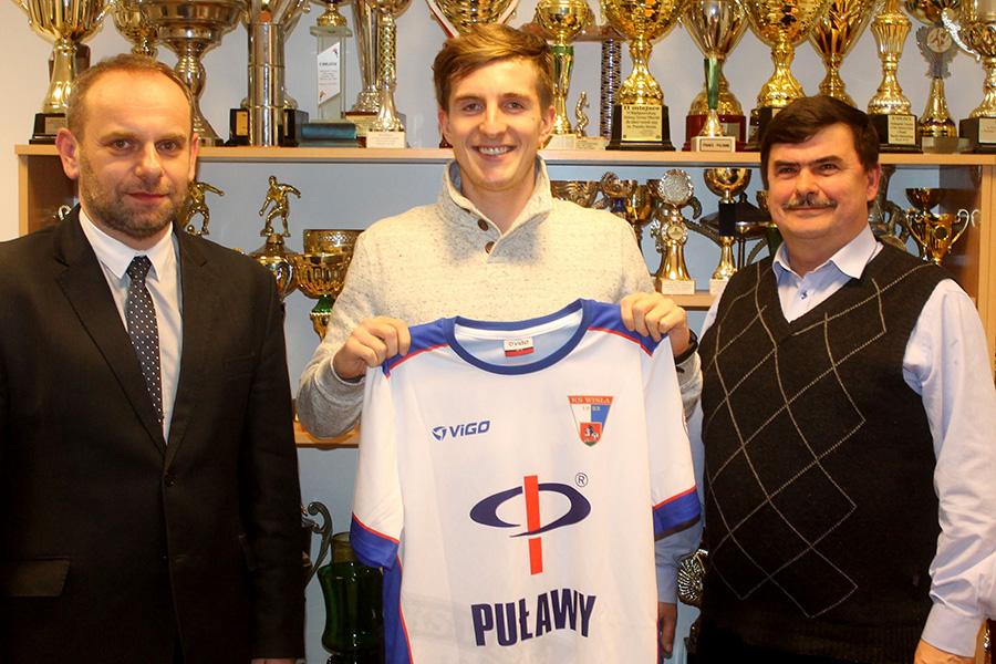 Sebastian Duda w towarzystwie działaczy Wisły Puławy, tuż po podpisaniu umowy (fot. kswislapulawy.pl)