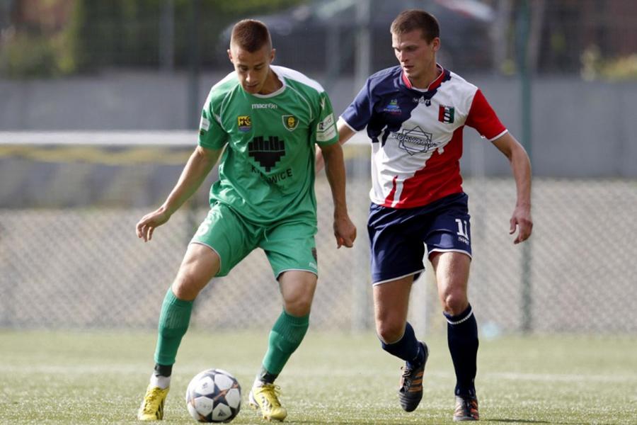 Sebastian Szombierski (na zdjęciu z lewej) przenosi się z GKS-u Katowice do Karpat Krosno (fot. gkskatowice.eu)