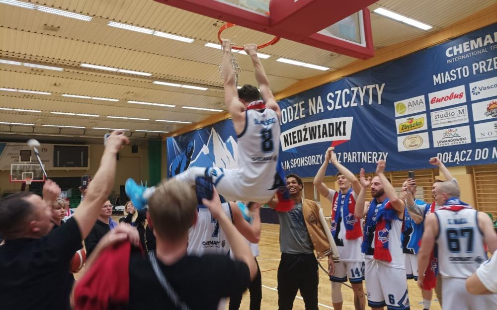 Zwieńczeniem pomeczowej fety w Przemyślu było tradycyjnie obcięcie siateczek z obręczy. Dokonał tego Rafał Serwański, kapitan Niedźwiadków Chemart (fot. Tomasz Ryzner)