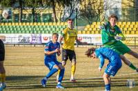 Siarka Tarnobrzeg (żółte stroje) przegrała u siebie z Chełmianką (fot. Pogoń-Sokół Lubaczów)