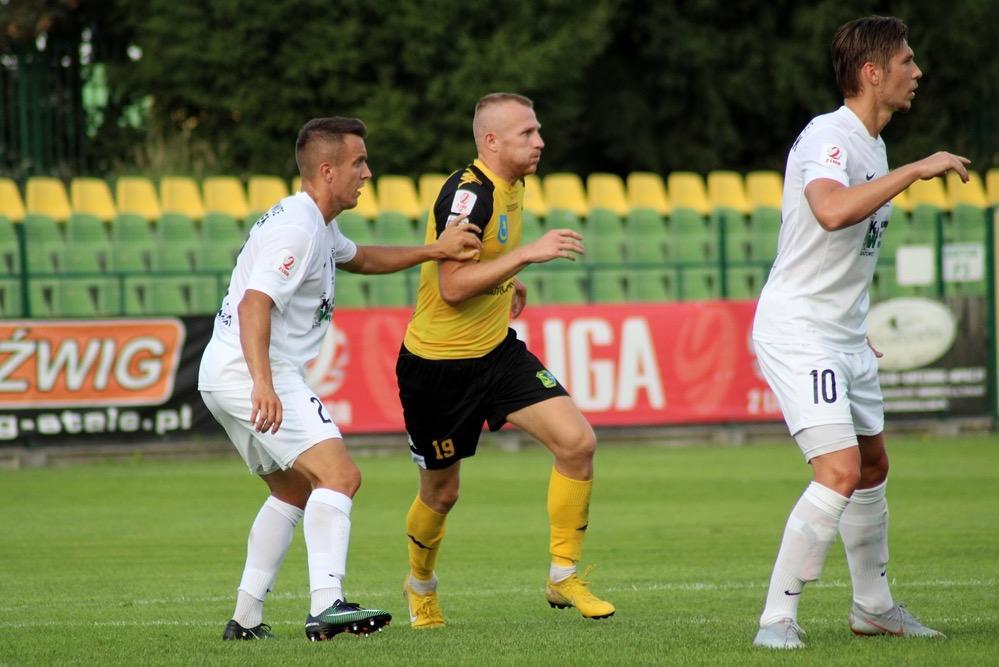Adrian Gęlski (w środku) zagra przeciwko swojemu byłemu klubowi (fot. archiwum)